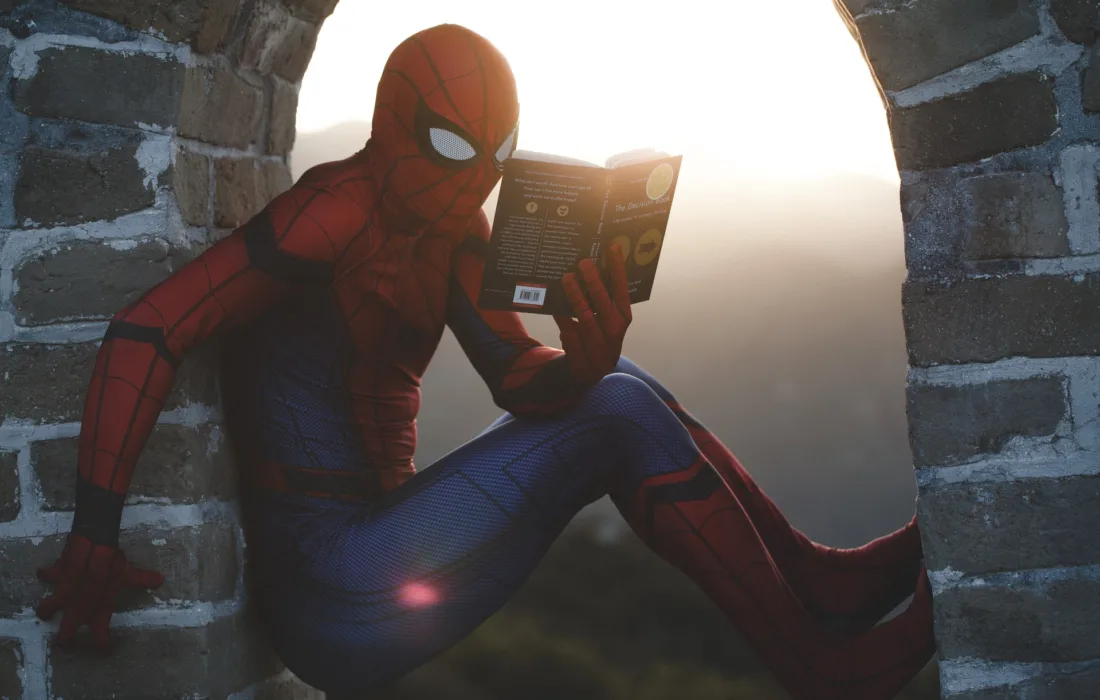 Человек-Паук с книгой