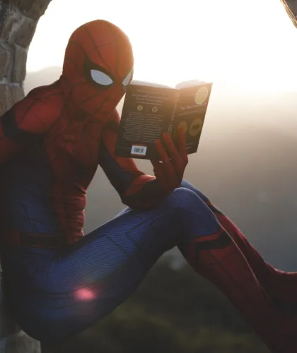 Человек-Паук с книгой