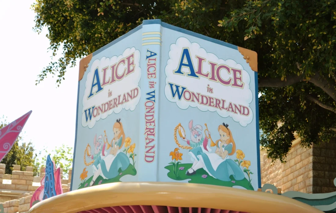 книга "Алиса в стране чудес"