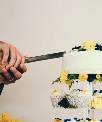 пара режет свадебный торт