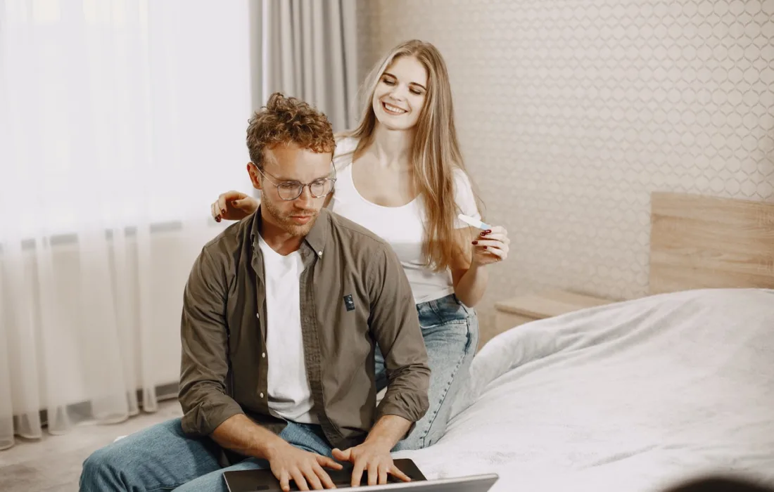 парень с ноутбуком и девушка