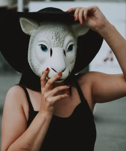 девушка в овечьей маске