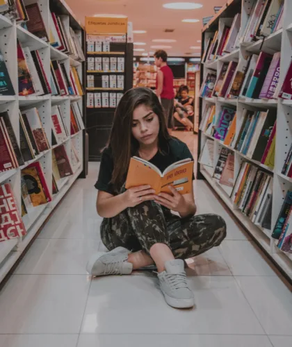 девушка в книжном магазине