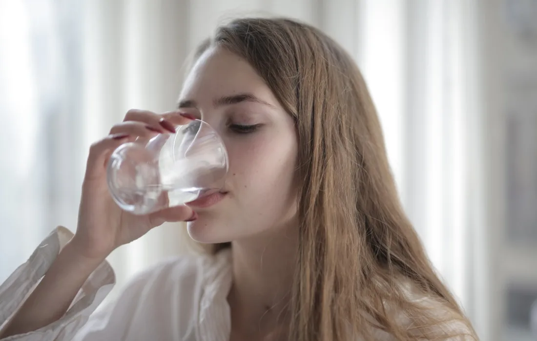 девушка пьет воду