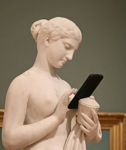 статуя с телефоном