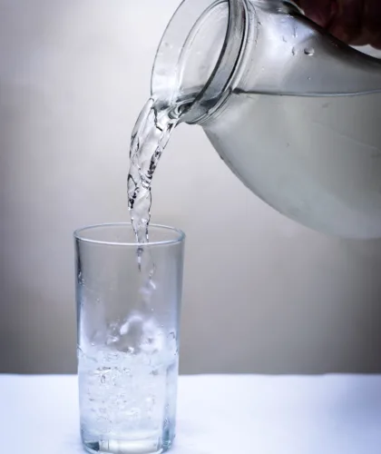 вода в стакане
