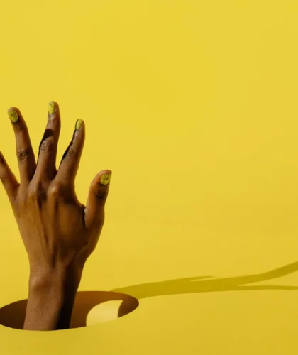 рука на желтом фоне