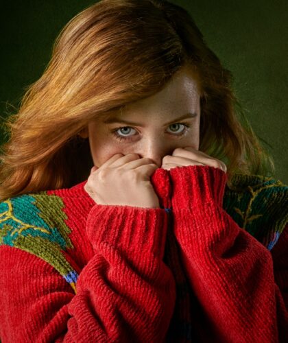девушка прячется в свитер