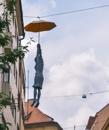 скульптура женщины с зонтиком