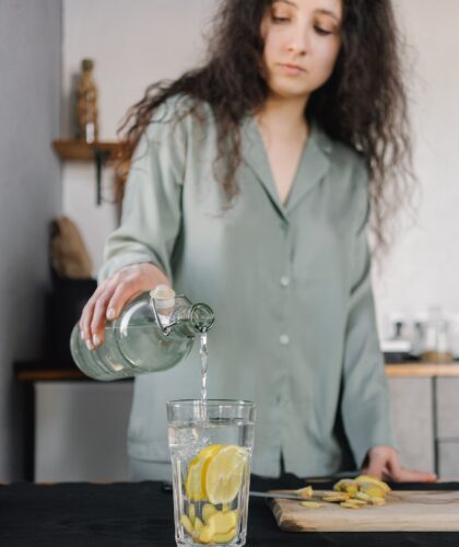 девушка делает лимонную воду