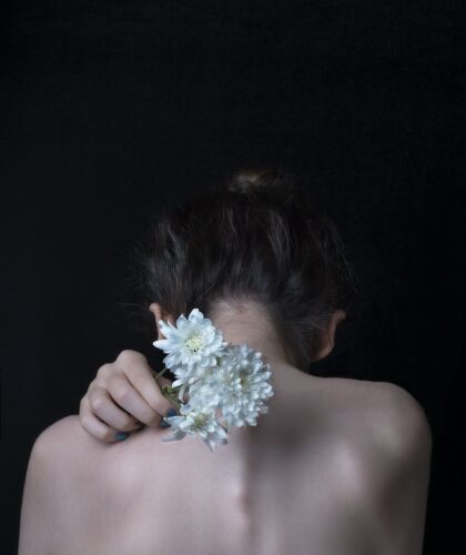 девушка с белым цветком