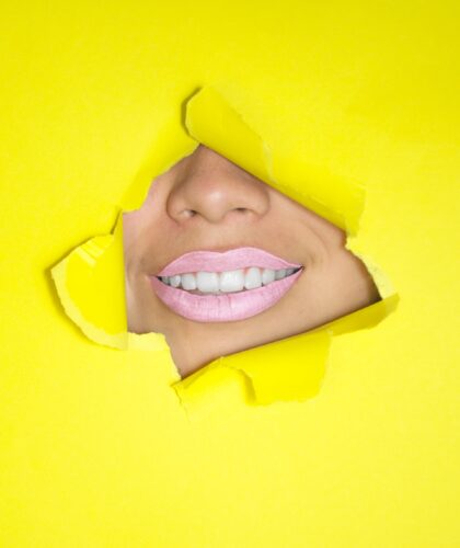 улыбка на желтом фоне