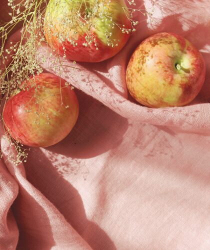 яблоки на розовой скатерти