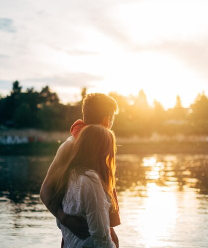 парень и девушка у озера