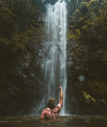 мужчина напротив водопада