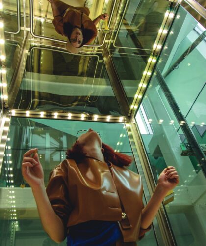 девушка в стеклянном лифте